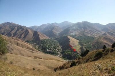 Figure 2. Location of the Katta Sai site (red dot) at the junction of two mountain gorges. Photograph by Małgorzata Kot.