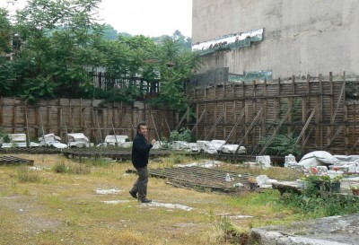 Kuva 2. Kaivauspaikka Çukurbağissa nykyään, modernin rakennuksen purkamisen jälkeen.