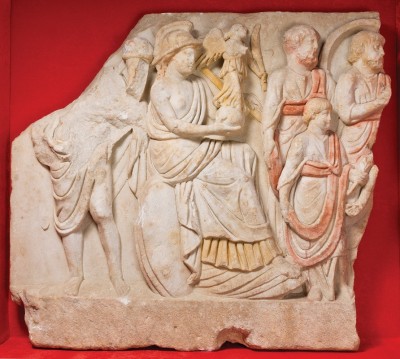 Obrázek 4: Mytologické postavy. Jeden z reliéfů z Çukurbağu objevených v roce 2001: bohyně Roma, Niké a římští úředníci v procesní scéně.