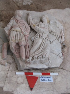 Figuur 6. Een van de Çukurbağ reliëfs, gestolen van de site tijdens de reddingsopgravingen in 2009: Nike en de keizer. 